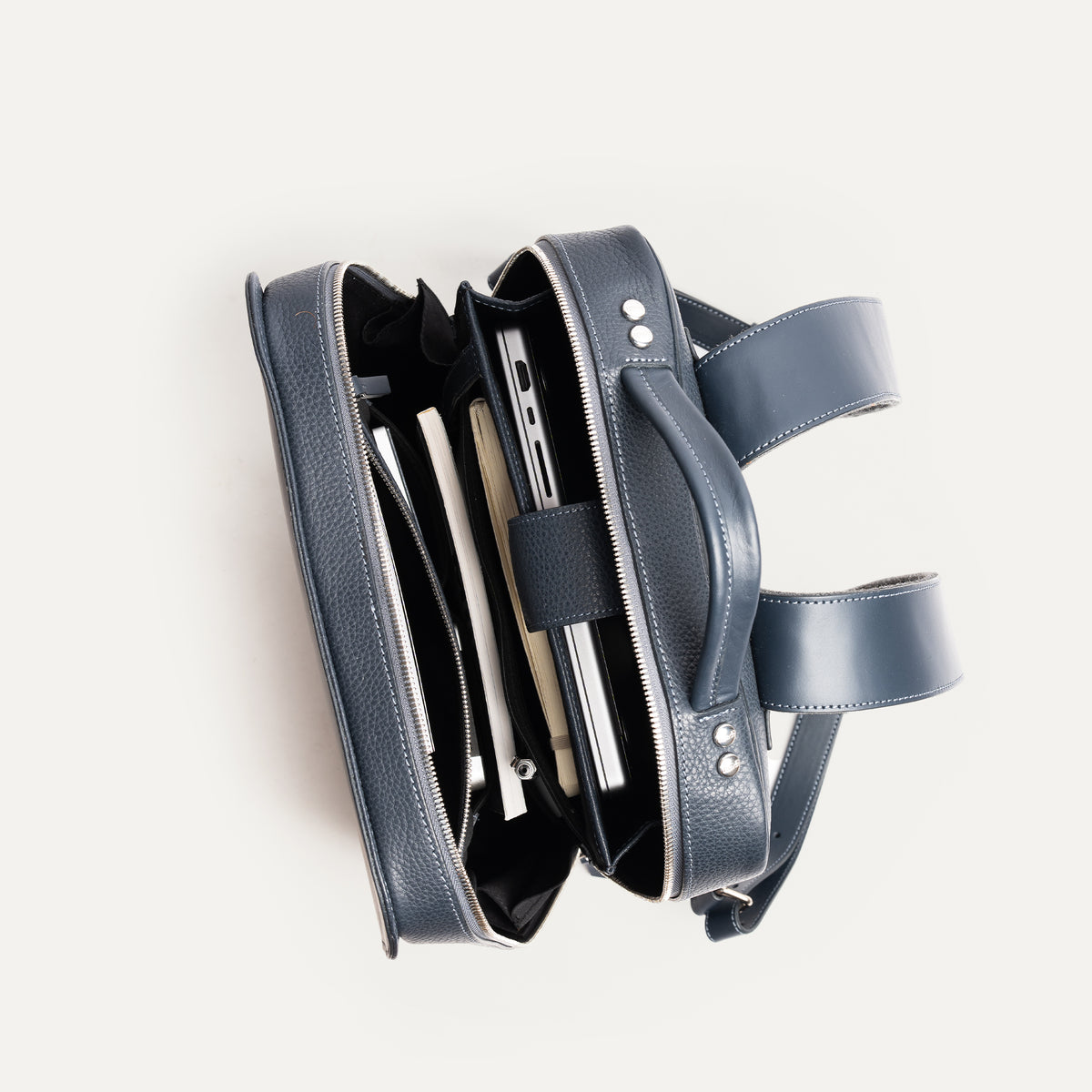 sac à dos cabine avion 40x20x25 en cuir homme, parfait pour les déplacements.
