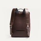 Sac à dos tendance homme en cuir marron, avec un rangement passeport, adapté au format cabine et pour ordinateur.