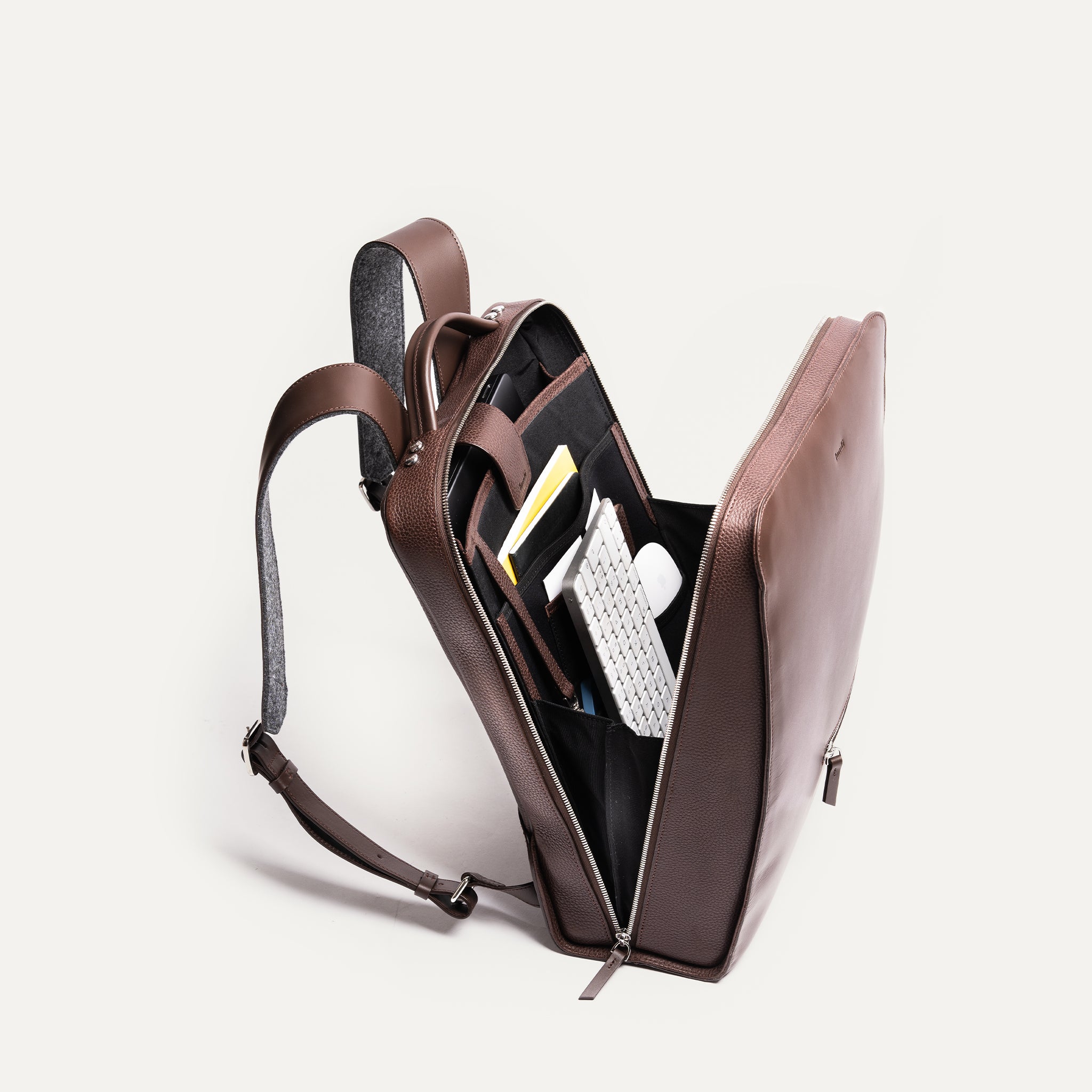 Organisation intérieure d’un sac à dos de travail homme, compartiments stylés et pratiques.