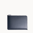 Pochette ordinateur cuir marine pour Mac et PC 13 et 14 pouces au design minimaliste et élégant.