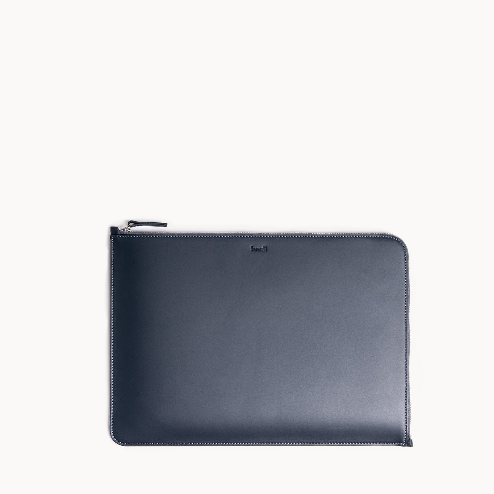 Pochette ordinateur cuir marine pour Mac et PC 13 et 14 pouces au design minimaliste et élégant.