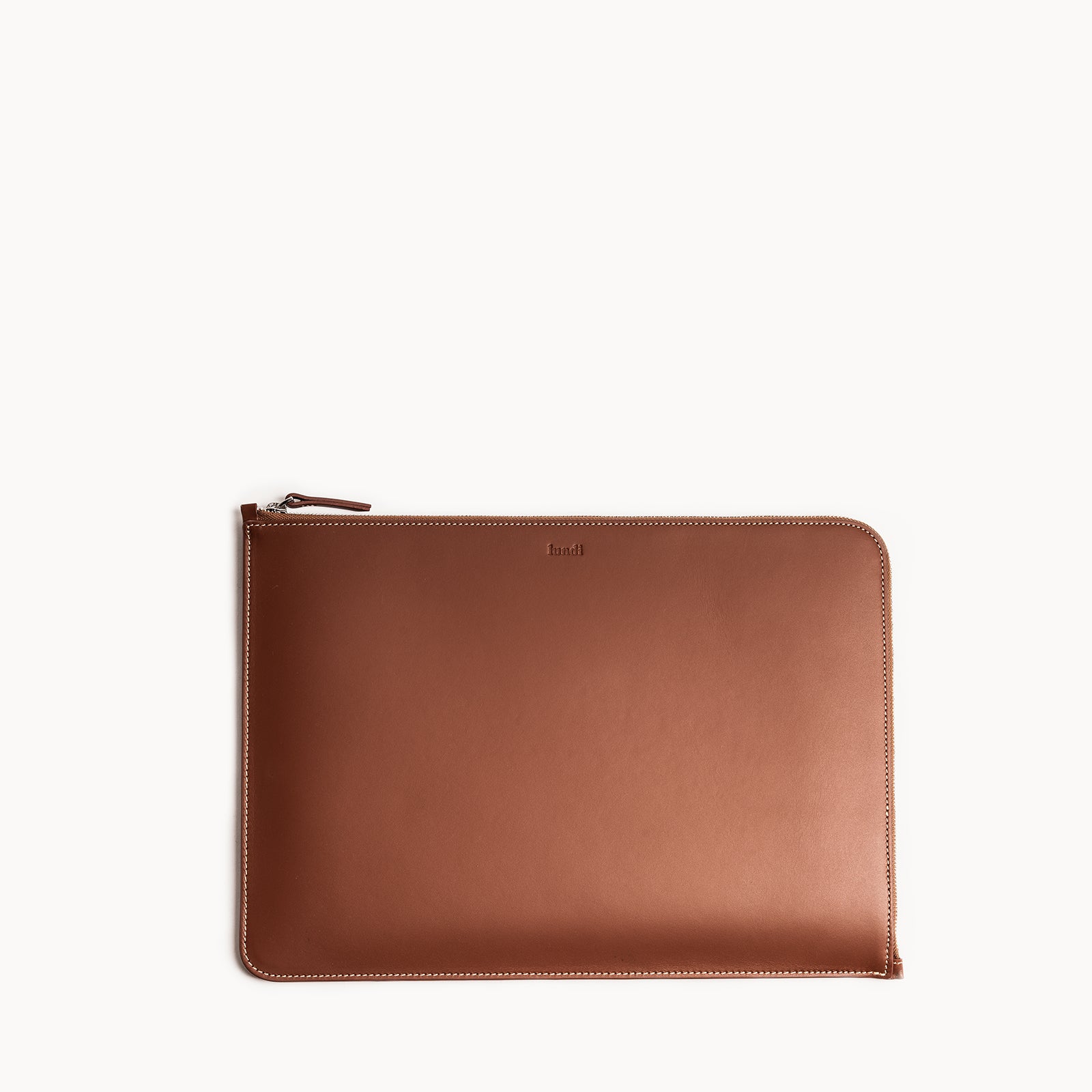 Pochette ordinateur cuir cognac pour Mac et pc 13 et 14 pouces, design minimaliste et élégant pensé par lundi.