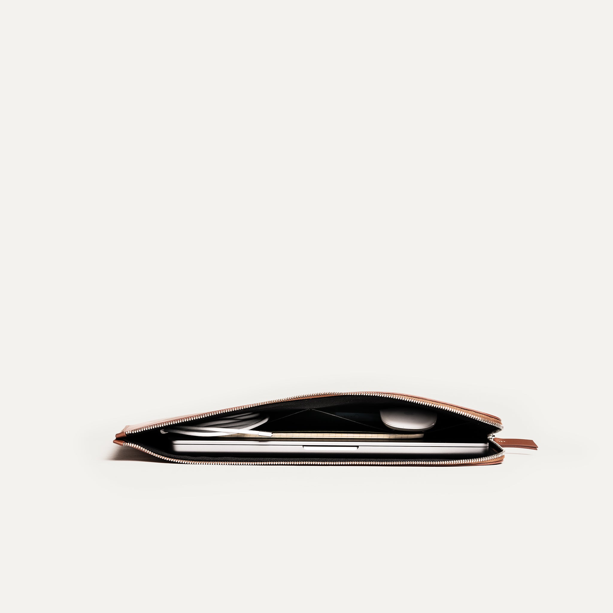 Pochette ordinateur élégante pensé par lundi avec poche plate pour chargeur et carnet.
