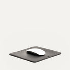 Tapis de souris ergonomique​ pour sublimer votre bureau, modèle NINO en cuir noir.