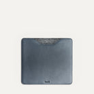 Tapis de souris en cuir​ bleu marine, dimensions : 22 x 20 cm.