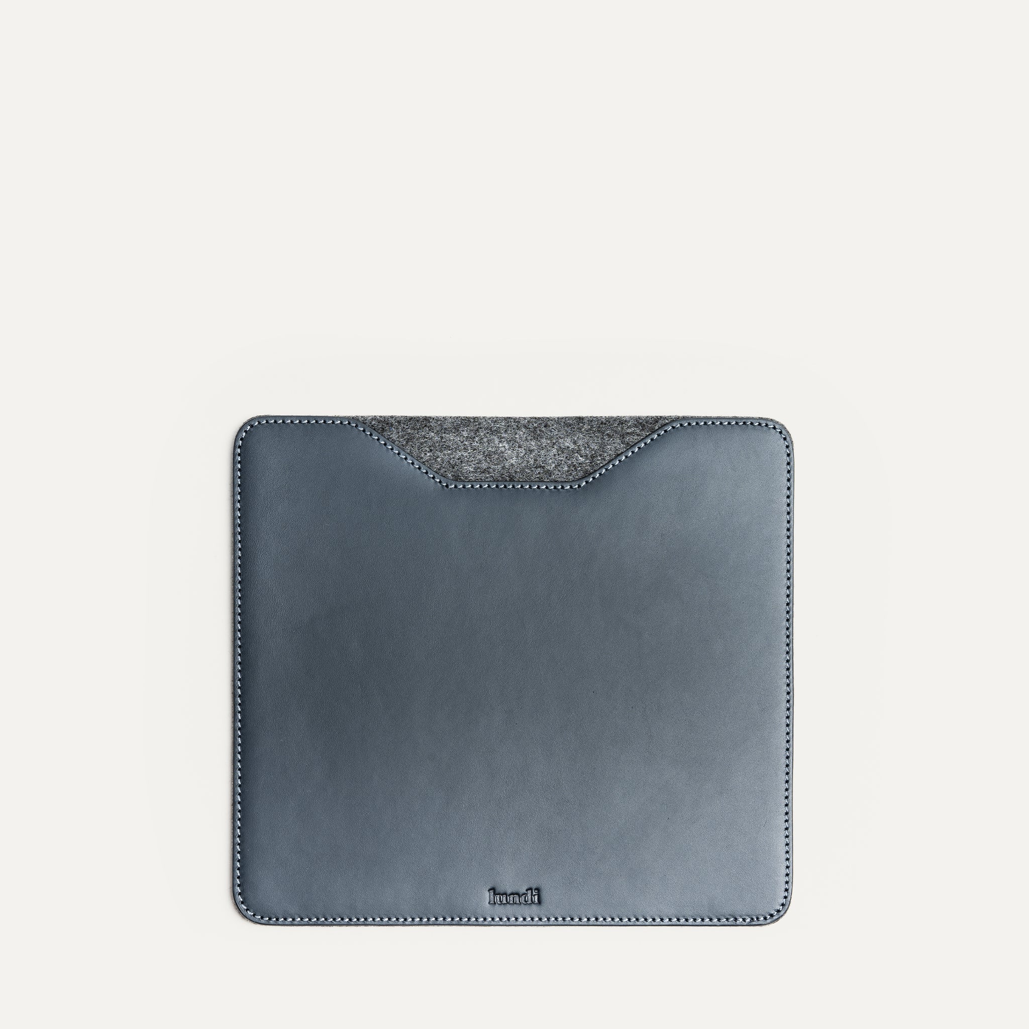 Tapis de souris en cuir​ bleu marine, dimensions : 22 x 20 cm.