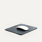 Tapis de souris élégant, modèle NINO lundi en cuir marine.