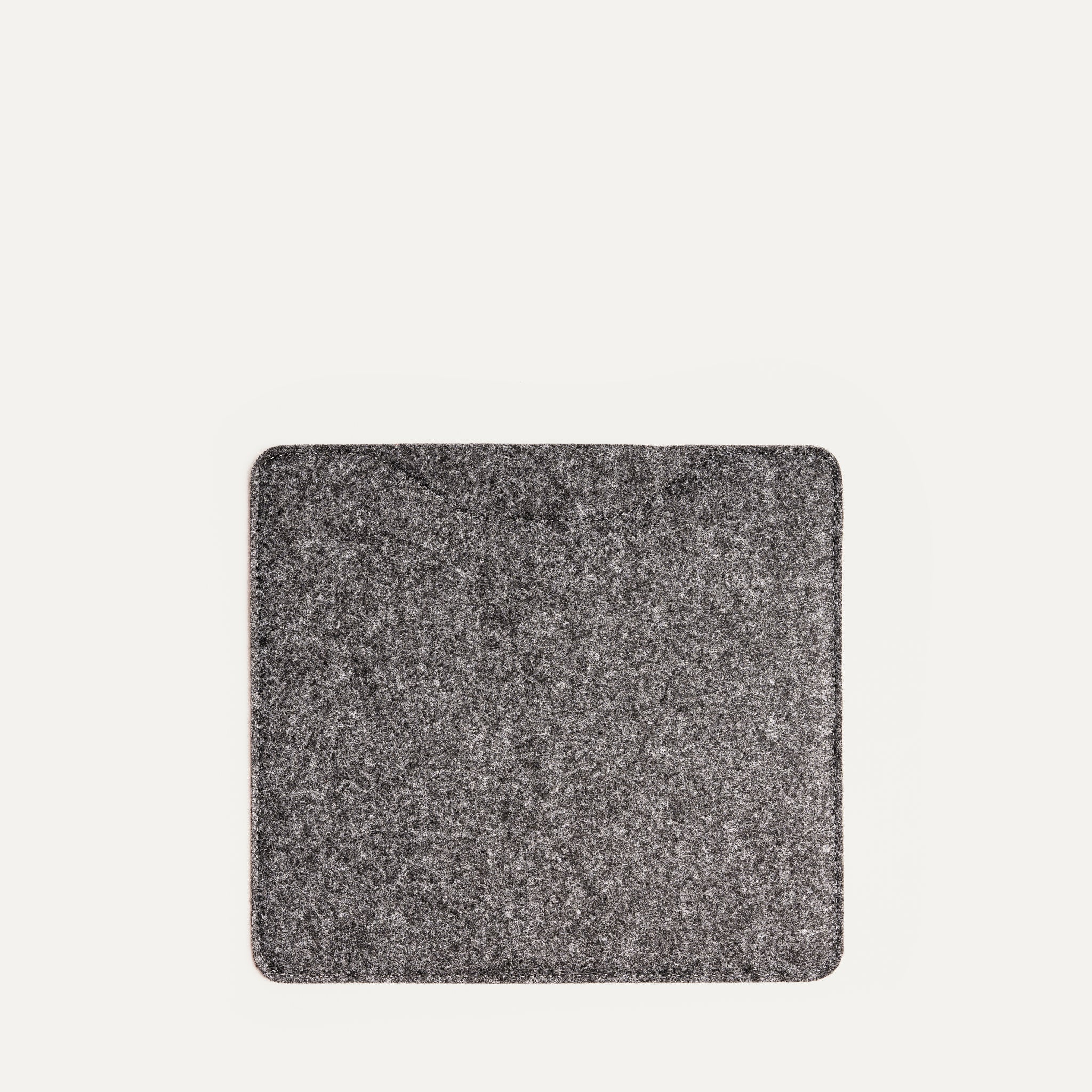 Tapis de souris réversible en feutrine et en cuir bleu marine.