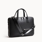 Attaché case élégant en cuir noir signé par lundi.