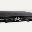 Pochette ordinateur en cuir équipée de zip Riri en métal.
