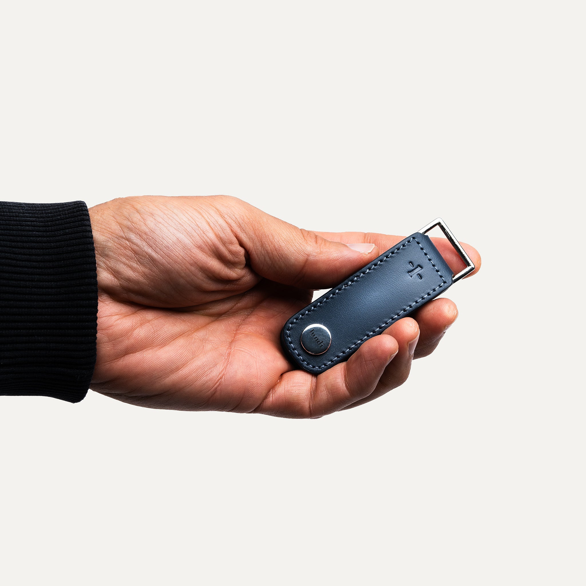 Porte clé en cuir lisse au tannage semi-végétal, ultra compact et élégant pour les hommes. 