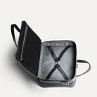 Intérieur en Alcantara d'un porte documents en cuir - un espace exploitable comme une valise