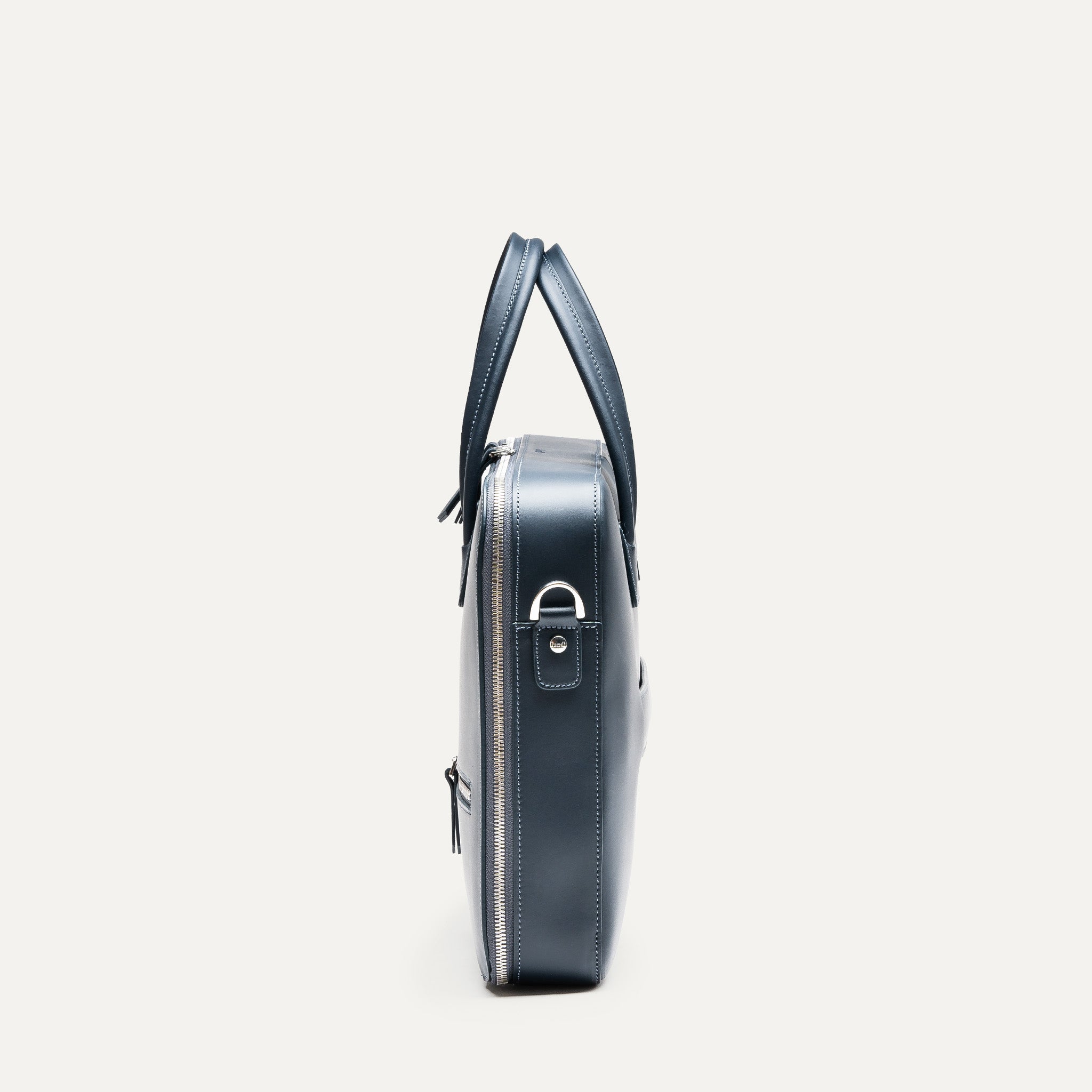 Sac ordinateur avec poche dédié en cuir marine ultra fonctionnel.