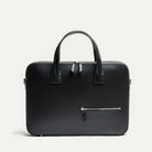 Élégant sac à main homme en cuir avec des poignets rigides.
