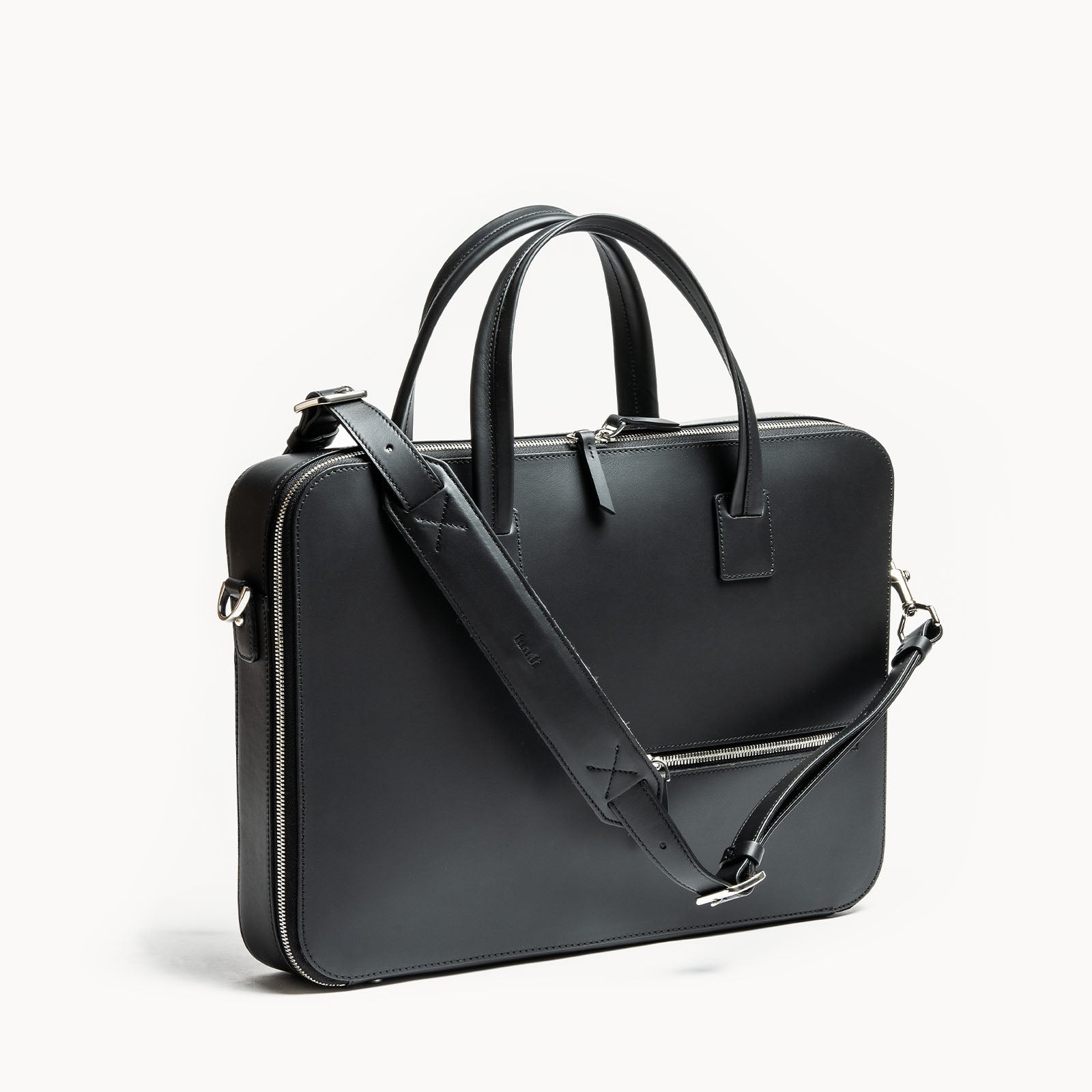 Élégant sac à main homme avec une bandoulière conçus pour durer une vie en cuir noir et finition en laiton.