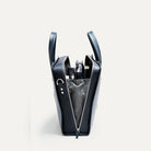 Cartable cuir homme compact et fonctionnel avec compartiment matelassé central et organisation pensée pour son quotidien.