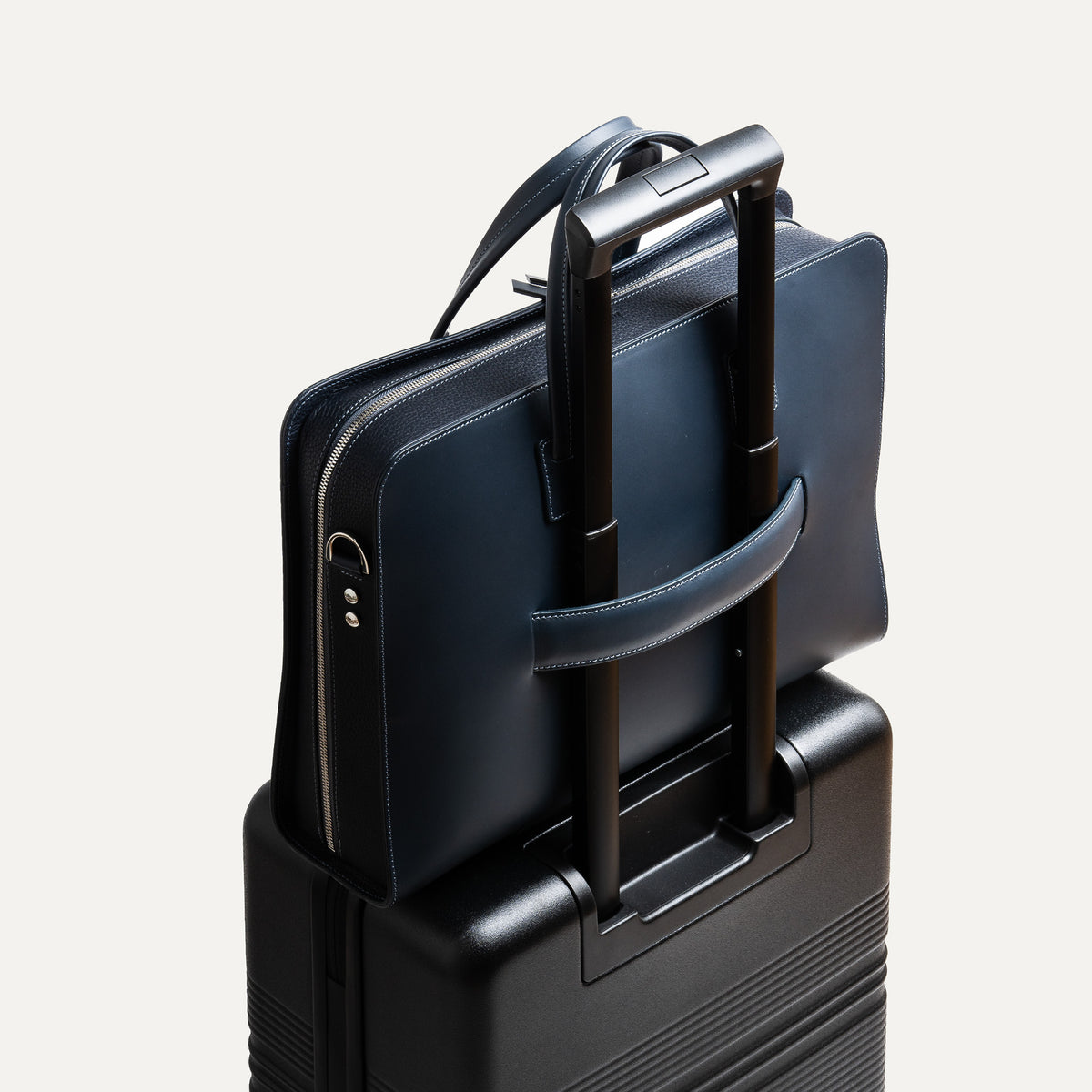 Porte document avec un passant pour être porté sur une valise.