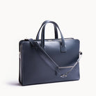 Briefcase en cuir marine raffiné et robuste pensé par lundi.