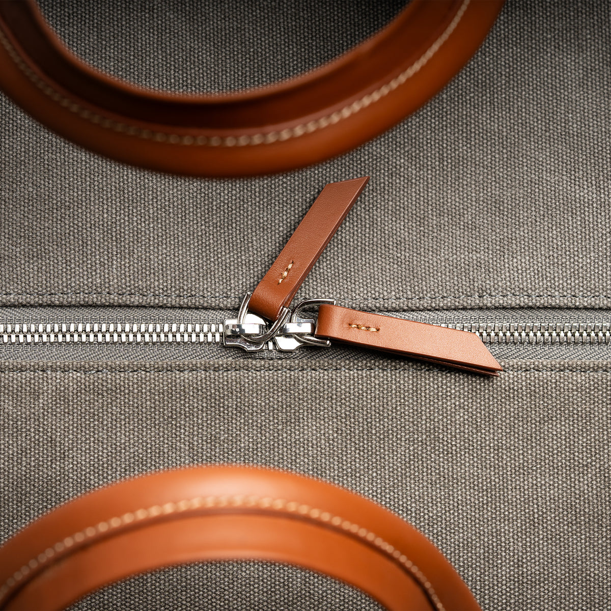 Leather travel bags for men​ with high-end finishes equipped with YKK closure and brass accessories.