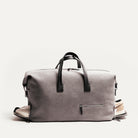 Sac de voyage WILSON est conçu pour les voyageurs exigeants, offrant un compartiment séparé pour chaussures pour garder vos affaires propres et un design en toile grise est à la fois élégant et résistant.