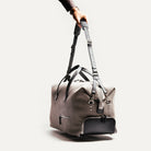 Sac de sport homme et femme en toile permet d'être porté à la main grâce à ses poignées solides en cuir ou sur l'épaule pour un meilleur confort avec sa sangle en cuir noire.