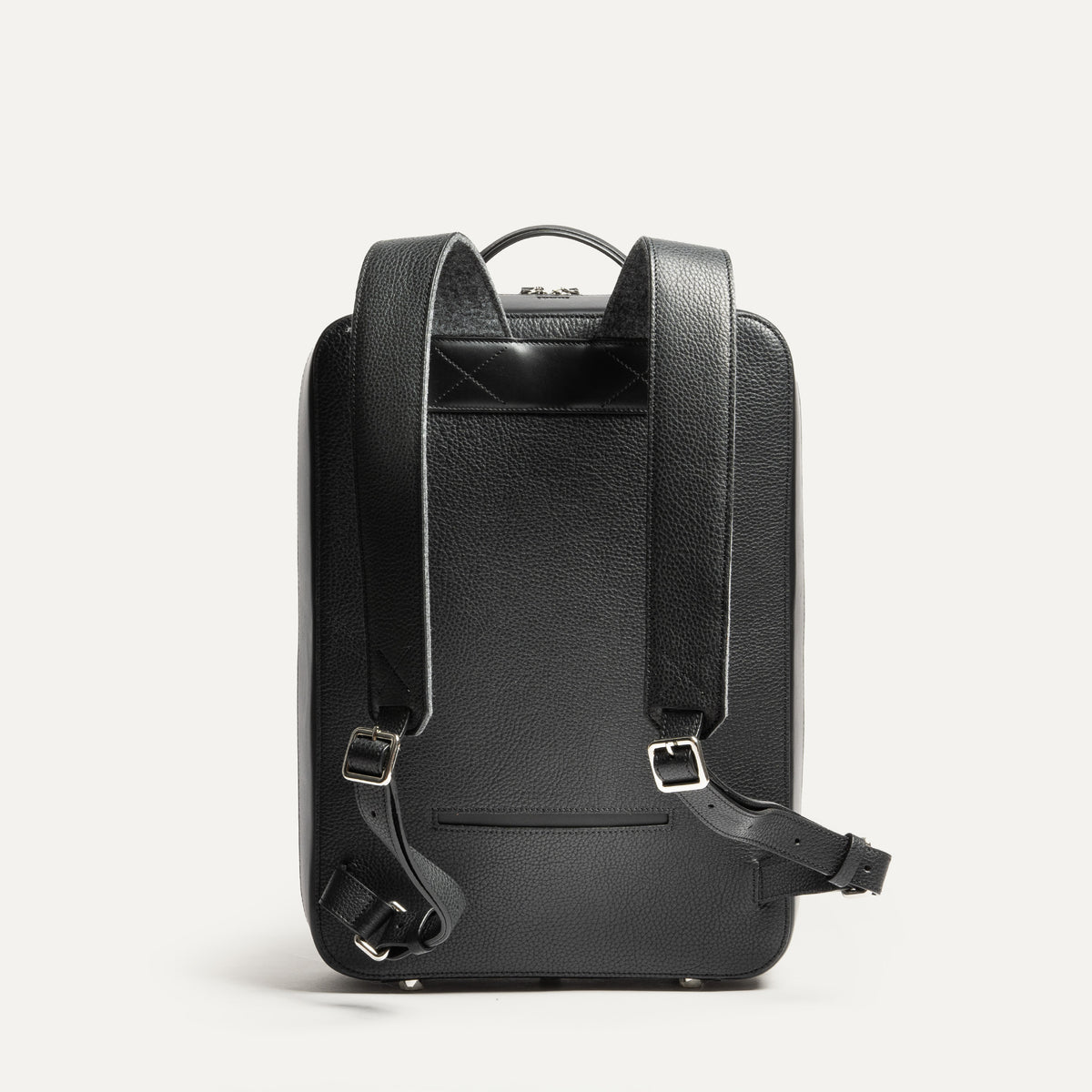 Vue arrière d’un sac à dos en cuir homme​​ élégant par lundi.