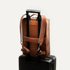 Sac à dos de voyage homme fixé sur valise avec bretelles ajustables et passant pour trolley.
