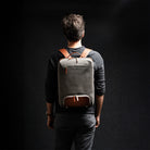 sac à dos homme luxe en cuir cognac et toile. 
