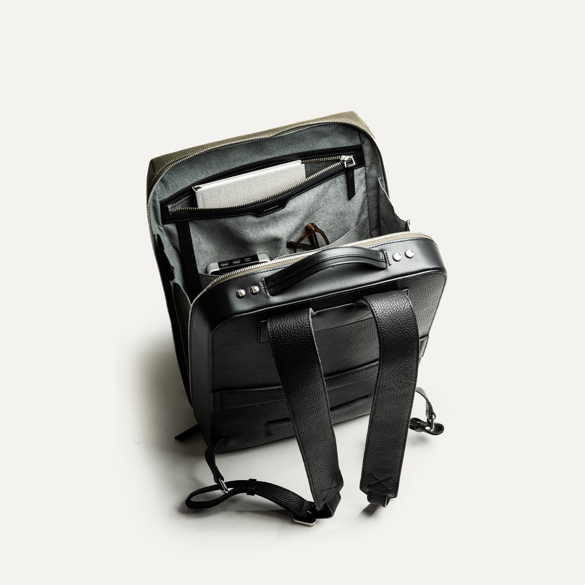 Vue arrière du meilleur sac à dos urbain homme, pratique et raffiné.