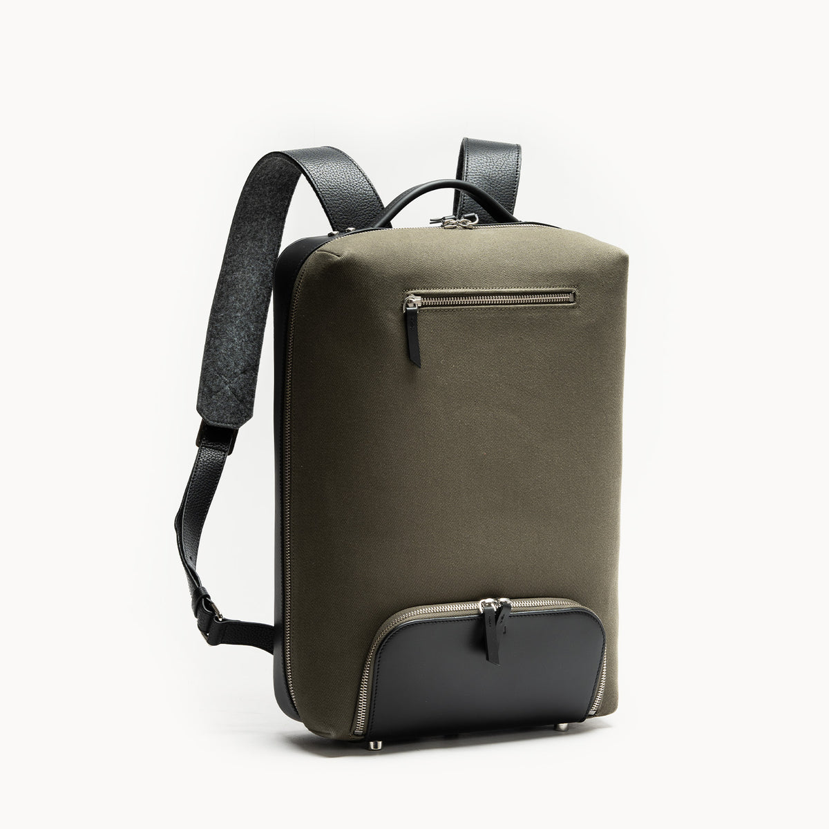 Sac à dos en cuir vert olive et noir, silhouette urbaine et chic.