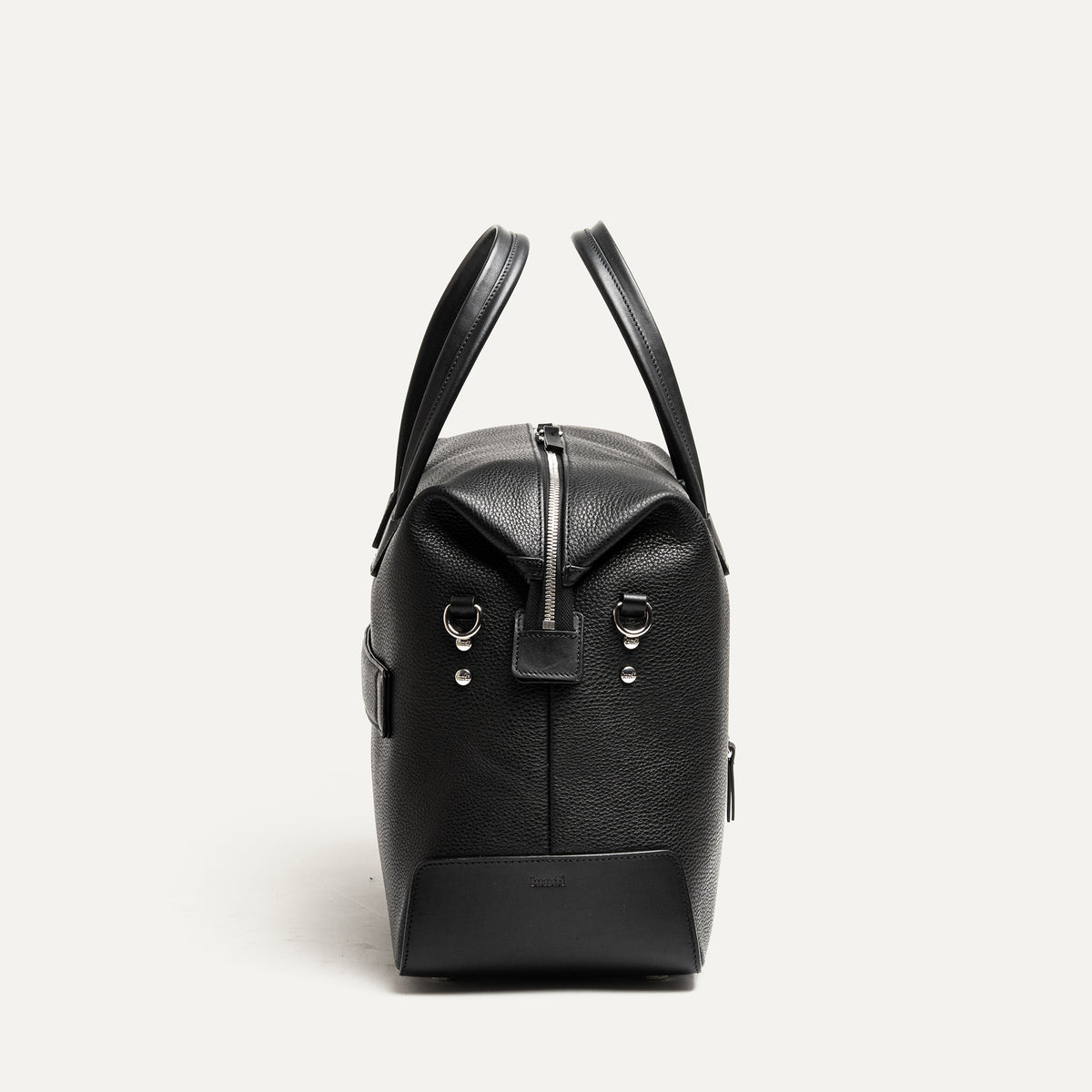 Sac en cuir grainé de voyage pour femme, finition haut de gamme avec accessoires métalliques argentés.