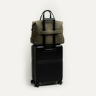 Sac de voyage cabine idéal pour être transporter sur une valise grâce au passant arrière.