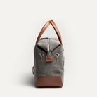 Sac weekender AUGUSTIN vu de profil avec un largeur de 20 cm.