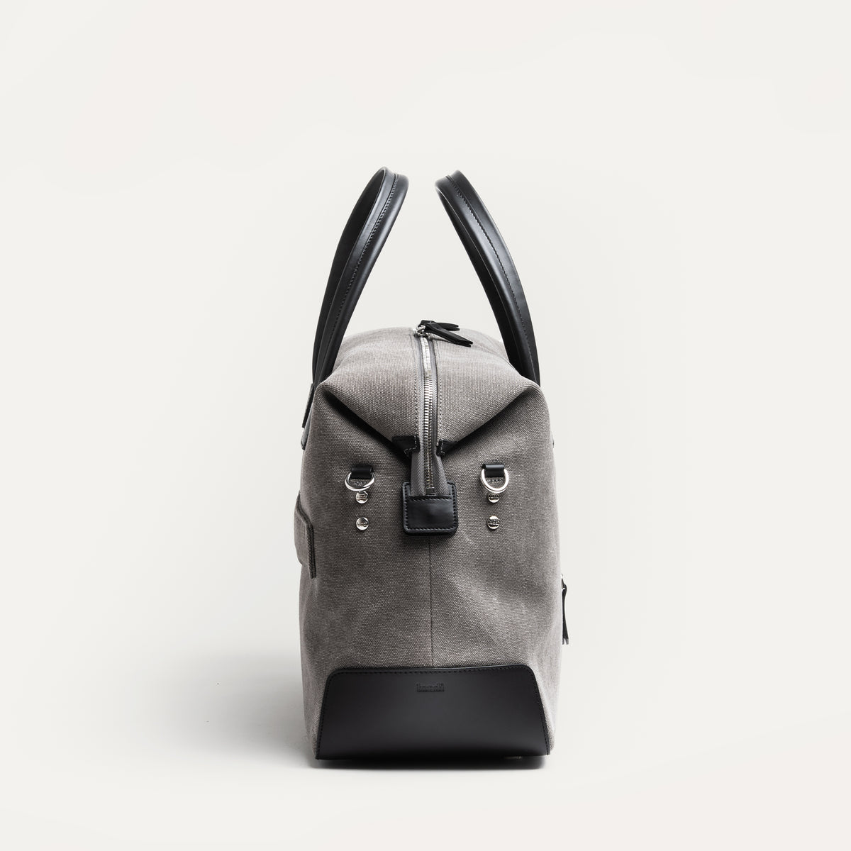 Sac weekender AUGSTIN , en toile grise et cuir noir pensé par lundi pour être fonctionnel et luxueux.