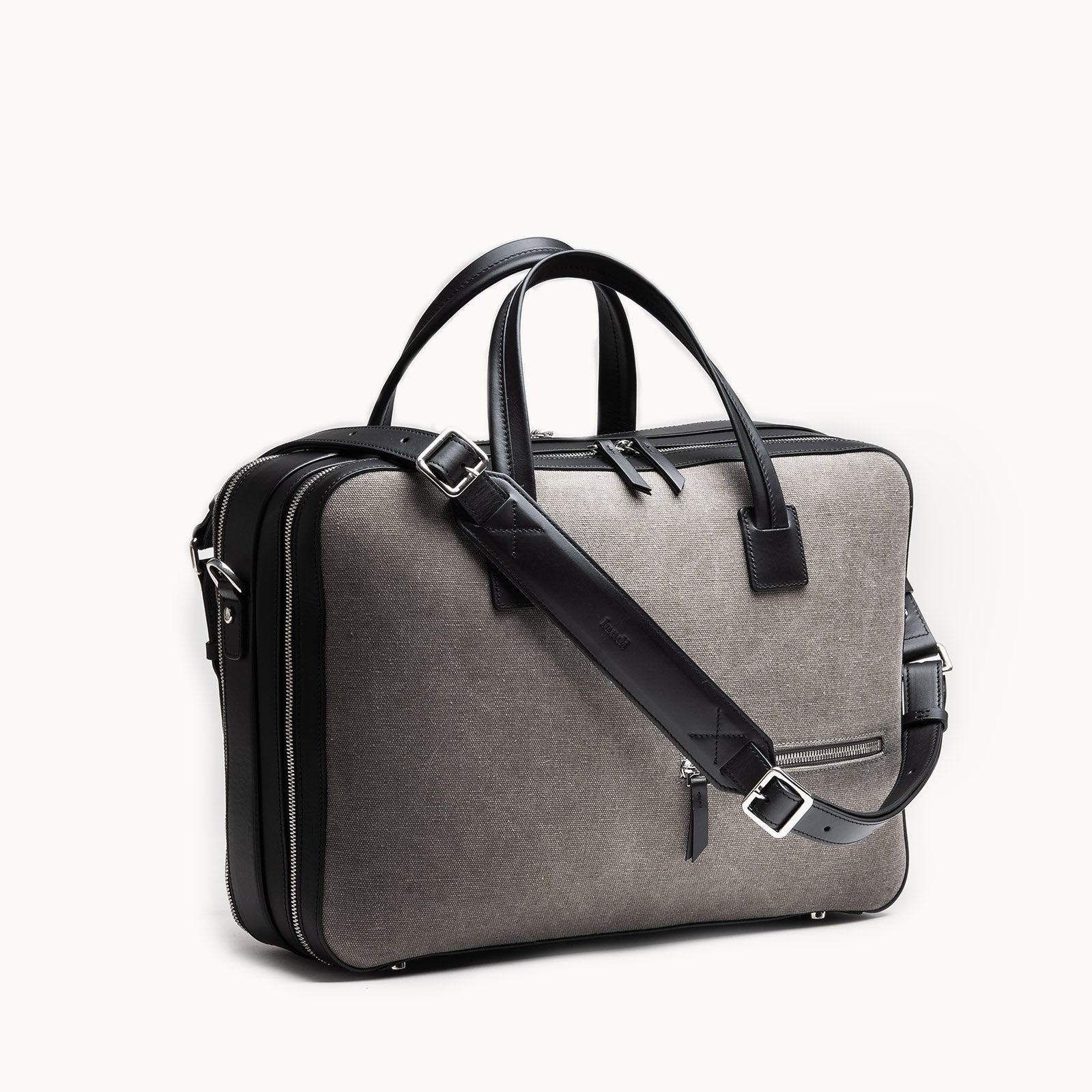 Briefcase CONALLY en toile de coton déperlante et cuir tannage végétal, équipé d’un grand compartiment bureau et d’un compartiment dressing.