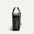 Sac à main homme TILIO II en cuir noir vu de profil avec double zip et détails métalliques haut de gamme.