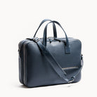 Notre briefcase TILIO II en cuir marine offre deux compartiments facilitant l'organisation pour des voyages de deux jours. Idéal pour transporter ordinateur, vêtements et affaires de bureau. Un sac à la fois élégant et pratique.