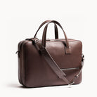 Sac à bandoulière homme TILIO II pour être porté sur l’épaule, parfait pour un look professionnel et décontracté.