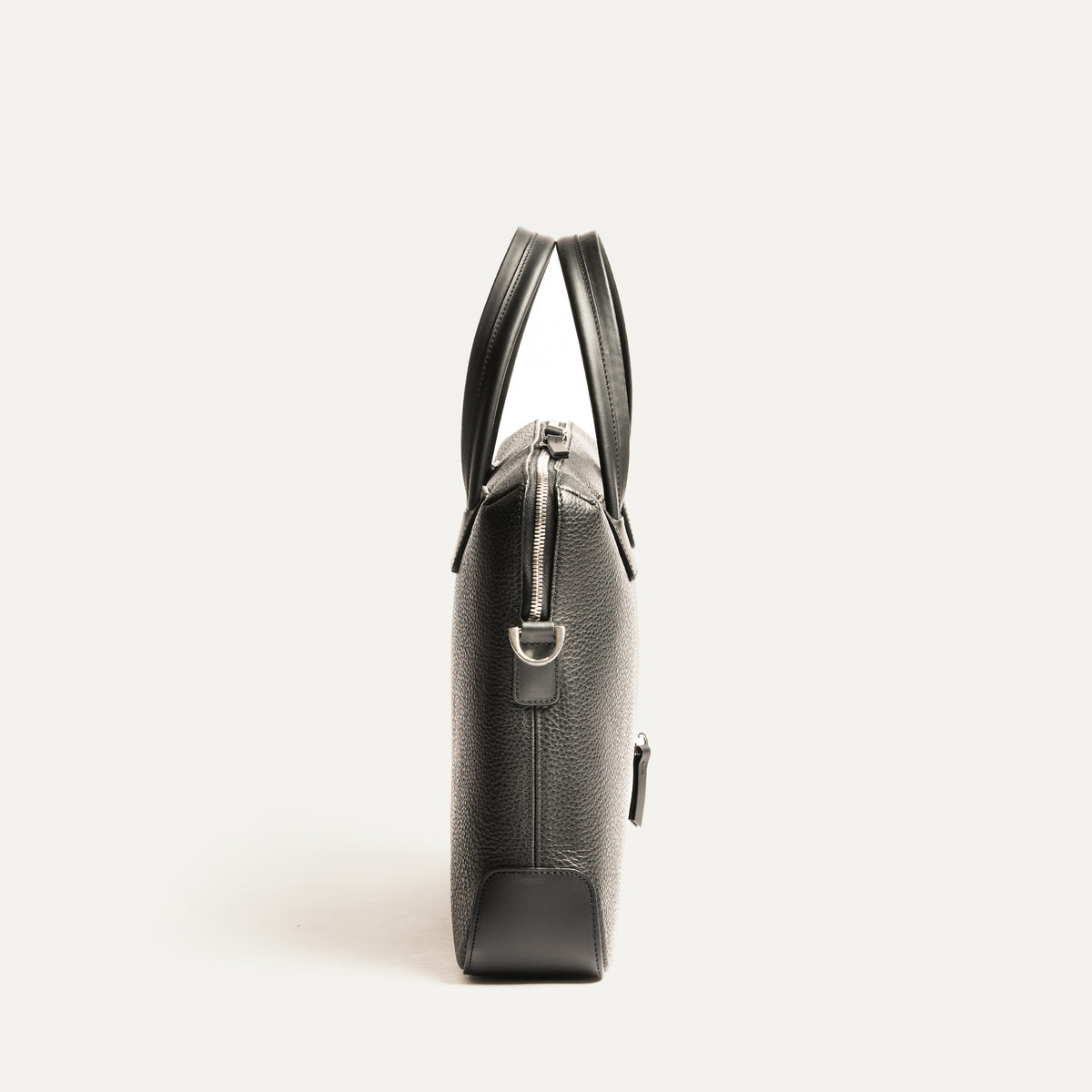 Sac à main homme fin et structuré en cuir grainé, conçu pour une allure chic et professionnelle.