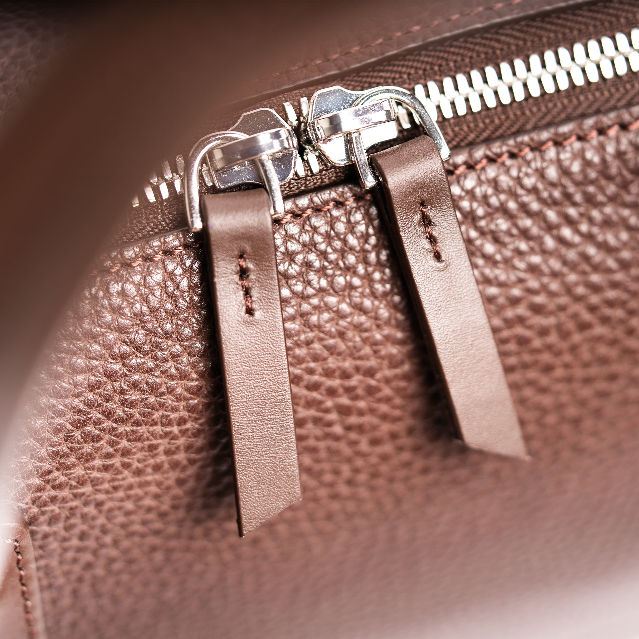 Sac cuir homme avec des finitions robustes.