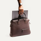 Sac à main homme professionnel, adapté au transport sécurisé d’un ordinateur portable.