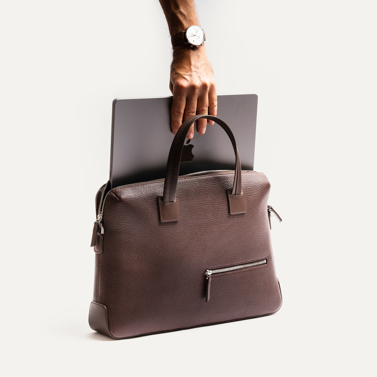 Sac à main homme professionnel, adapté au transport sécurisé d’un ordinateur portable.