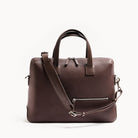 Porte document en cuir marron au design minimaliste avec bandoulière amovible, parfait pour un usage professionnel.