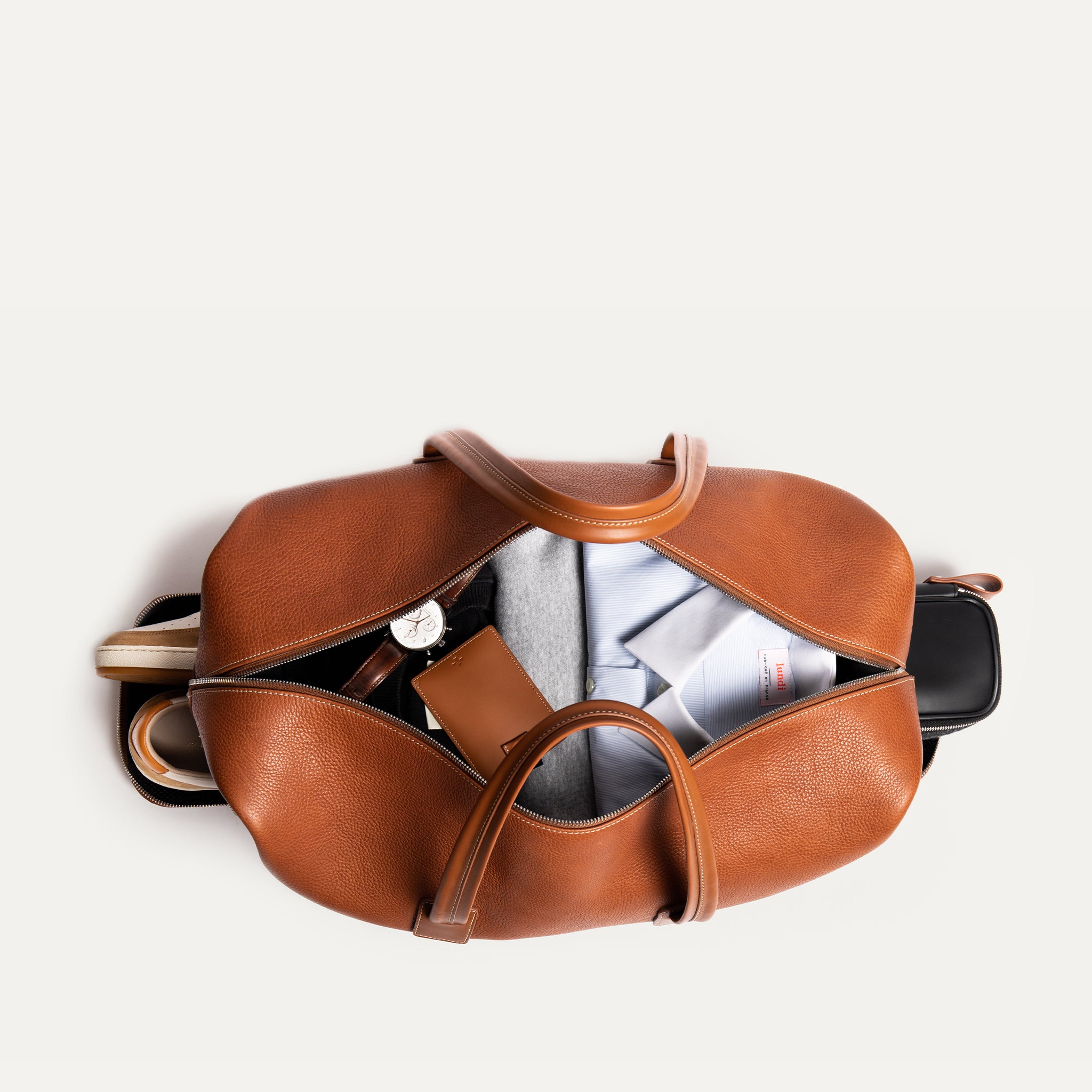 Sac de voyage pour homme et femme réfléchi pour des voyageurs soucieux de leur élégance et aux capacités de rangements fonctionnelles.