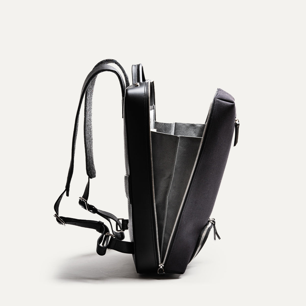 Intérieur d’un sac à dos homme travail​, compartiments pratiques et finition haut de gamme.
