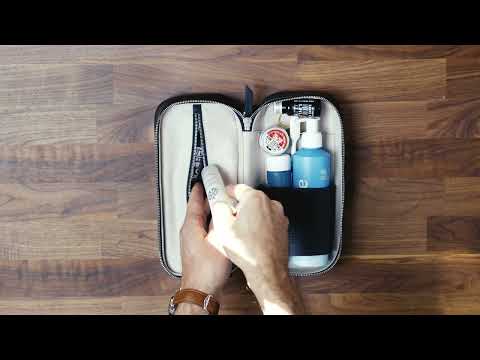 Trousse de toilette avion ouverte avec flacons conformes aux normes de transport aérien, parfaite pour voyager en cabine.