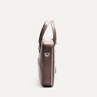Attaché case élégant montrant sa finesse et son design structuré, parfait pour les professionnels.