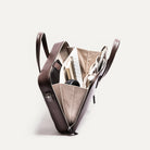 Intérieur bien organisé d’un sac ordinateur contenant un casque audio, un ordinateur portable et des documents, parfait pour les trajets quotidiens.