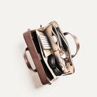 Organisation interne d’un cartable cuir homme avec rangements pour chargeurs, accessoires et documents, conçu pour l'efficacité.