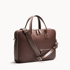 Elégant briefcase en cuir avec bandoulière amovible et poche zippée frontale, idéal pour un usage professionnel.